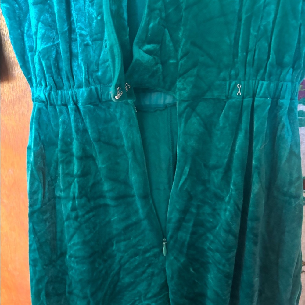 Elegant Green Velvet romper - Picture 4 of 6